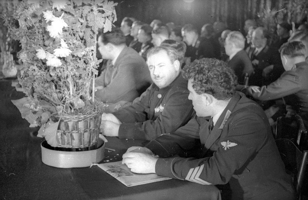 15-летие Военно-Воздушной академии имени Н. Е. Жуковского, 23 ноября 1938, г. Москва. В президиуме заседают Яков Смушкевич и Иван Папанин.