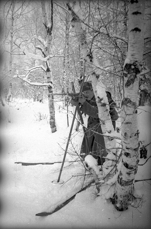 В зимнем лагере. Красноармеец И. Тычный стреляет стоя с лыж, январь - февраль 1940