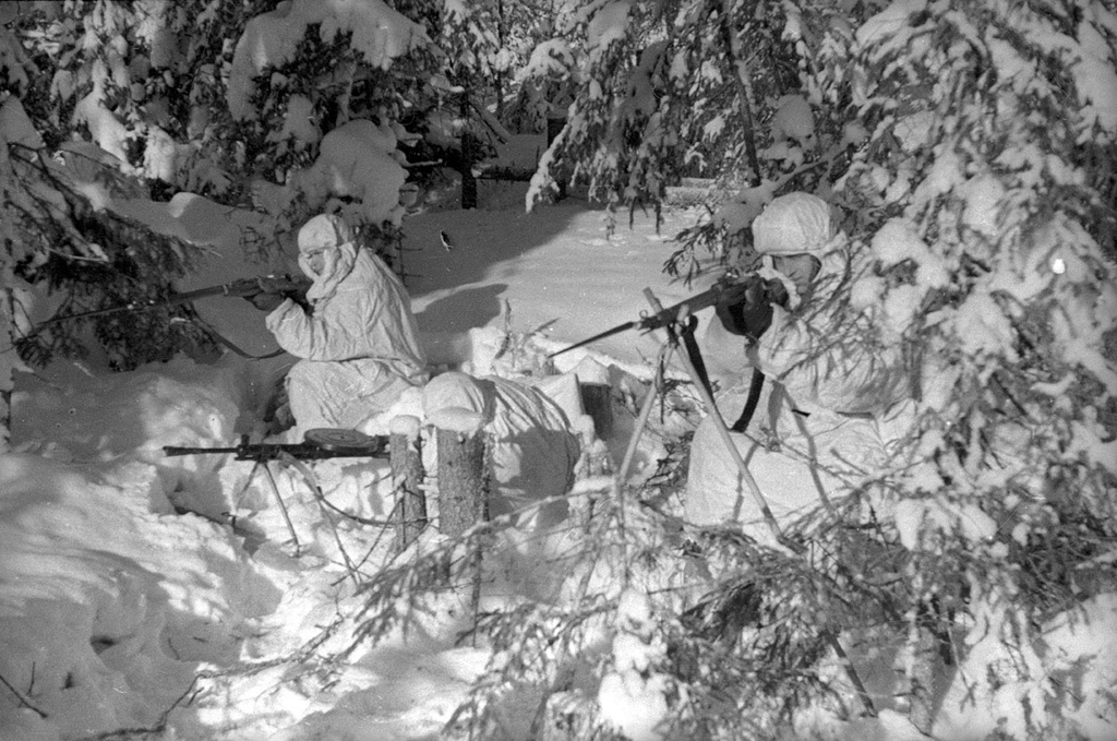 Советско-финская война. Бойцы, обнаружив противника, заняли оборону, 1 декабря 1939 - 29 февраля 1940