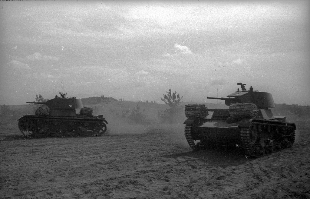 Атака танков. Тяжелая батарея меняет огневую позицию. Тактические учения в Западном Особом военном округе, август - сентябрь 1940