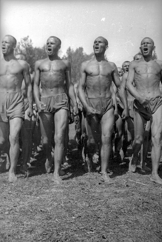 Из серии «Физкультура», 1934 год, г. Москва. 1-я Советская объединенная военная школа РККА имени ВЦИК (ныне – Московское высшее военное командное училище). Летние военные лагеря. Физическая подготовка.