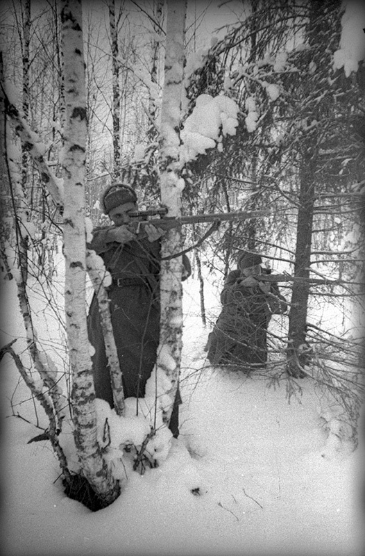 Передовое стрелковое отделение младшего командира М. А. Леухина. Комсомольцы-снайперы И. С. Волков (слева) и С. Д. Матрос, 1940 год