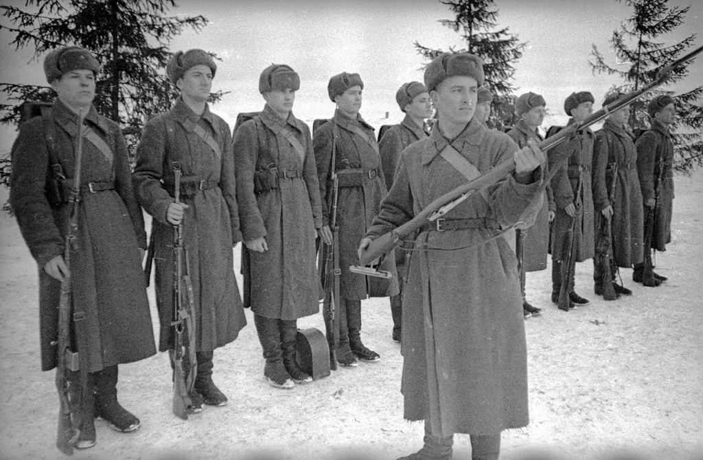 Передовое стрелковое отделение младшего командира М. А. Леухина. Леухин осматривает винтовку перед началом тактических учений, 1939 - 1940