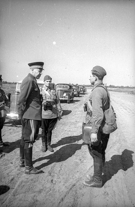 Капитан П. С. Ольшевский докладывает Наркому Семену Тимошенко расположение участка обороны. Тактические учения в Западном Особом военном округе, август - сентябрь 1940
