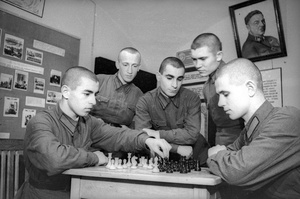 Игра в шахматы. Красноармейцы С. Гогичайшвили (слева) и В. Бахтин, ноябрь 1940, г. Москва. Военная академия механизации и моторизации РККА имени И. В. Сталина. С 1967 года – Военная академия бронетанковых войск имени Маршала Советского Союза Р. Я. Малиновского. Академия существовала с 1932 по 1998 год.
