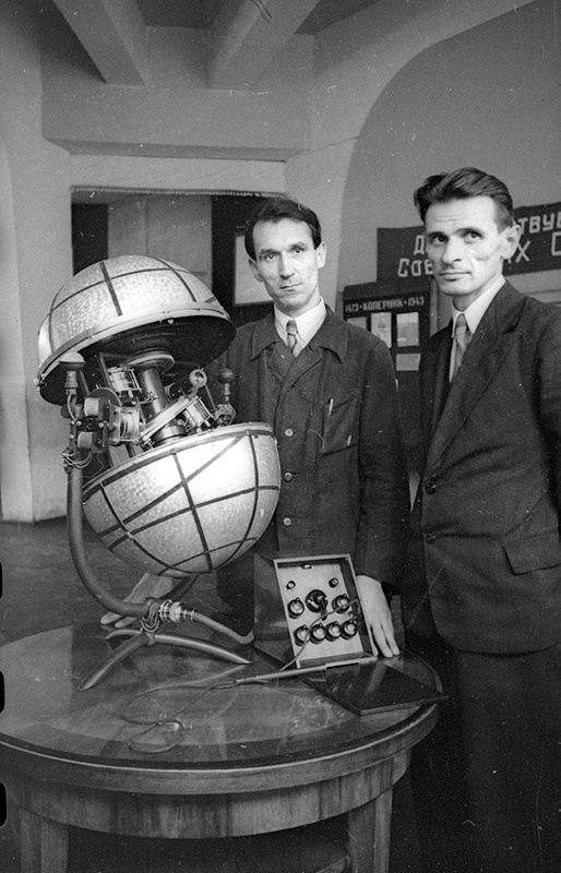 Передвижной планетарий, сконструированный и построенный Н. В. Липницким (слева) и С. С. Дергачевым, 1940 год, г. Москва