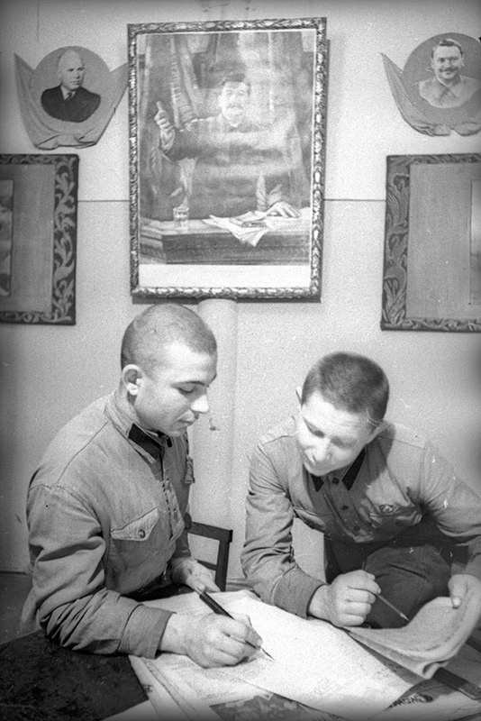 Молодые бойцы – редакторы «Боевых листков». Комсомольцы Д. Н. Плачинда (слева) и Е. Гриншпан, ноябрь 1940, г. Москва. Военная академия механизации и моторизации РККА имени И. В. Сталина. С 1967 года – Военная академия бронетанковых войск имени Маршала Советского Союза Р. Я. Малиновского. Академия существовала с 1932 по 1998 год.
