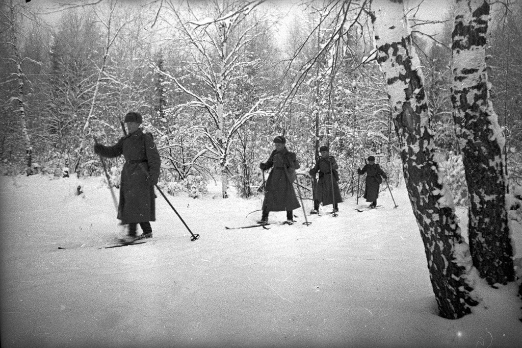 В зимнем лагере. Бойцы на лыжах в лесу, январь - февраль 1940