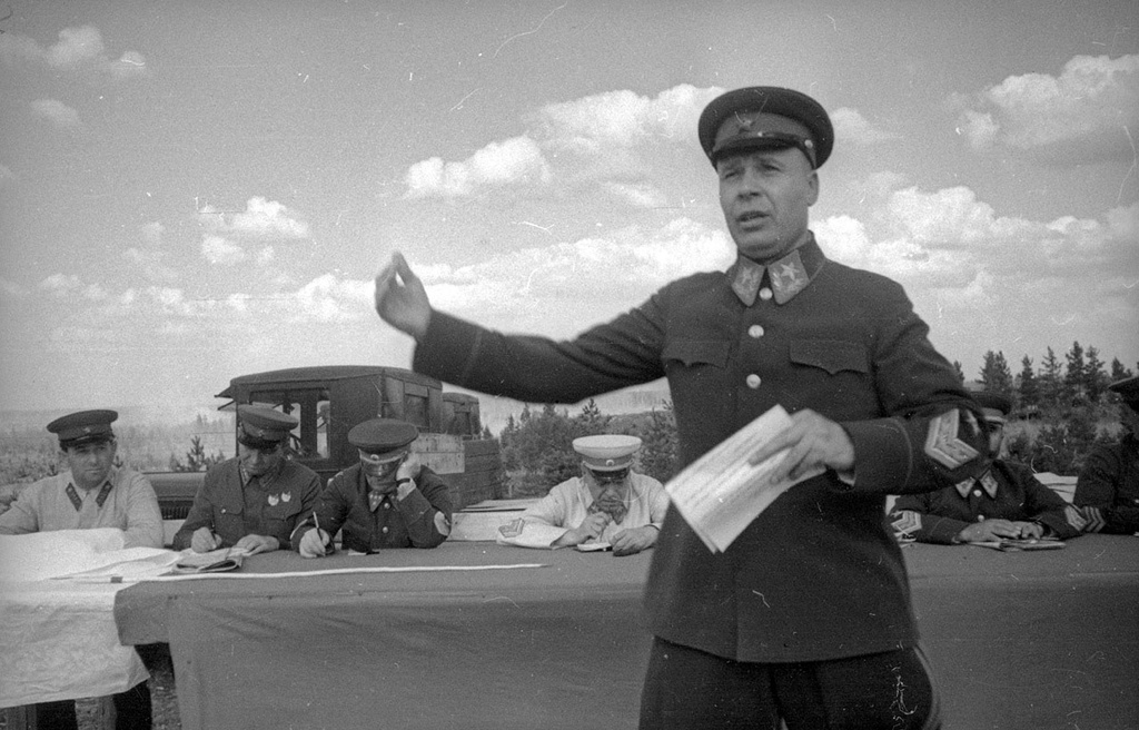 Тактические учения в Н-ской дивизии Московского военного округа, август 1940, Московская обл.. Докладывает нарком обороны Семен Тимошенко. 