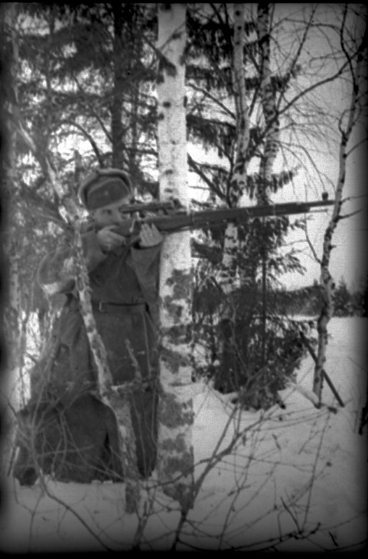 Передовое стрелковое отделение младшего командира М. А. Леухина. Снайпер-комсомолец И. А. Могилев, 1940 год