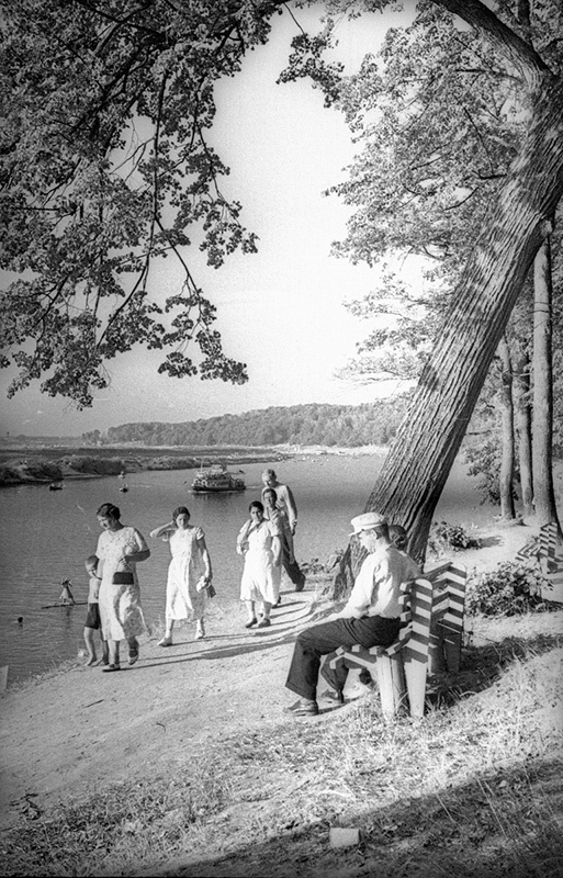 На берегу реки. Из серии «Кунцево», 1934 год, Московская обл., г. Кунцево. Выставка «Пошли гулять!» с этой фотографией.