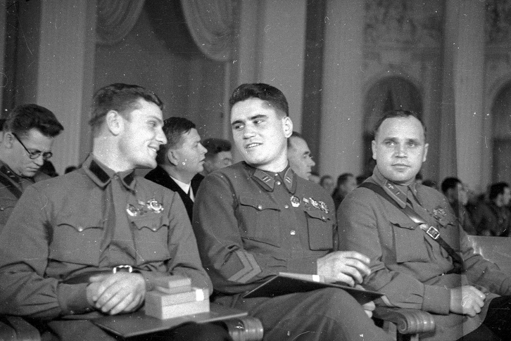 Младший командир М. М. Козлитин, майор Нога и комбриг Евсеев, 1938 - 1940, г. Москва