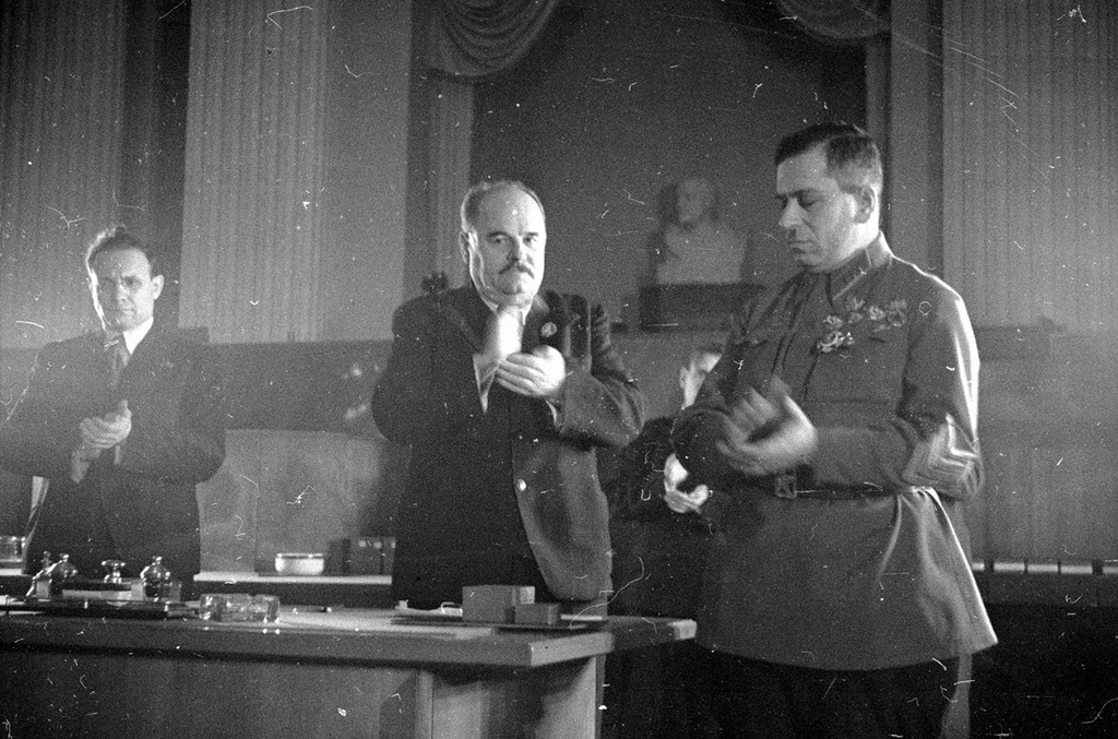 Григорий Михайлович Штерн произносит речь, 1940 год, г. Москва. В центре – Алексей Бадаев.