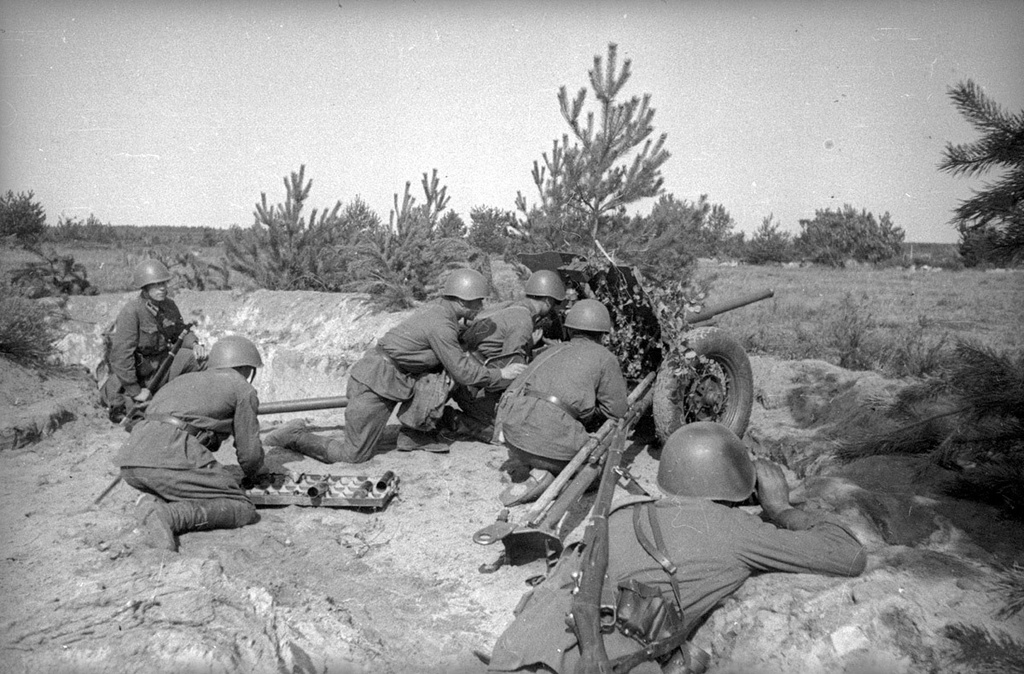 Противотанковое орудие командира О. Любимчикова на огневой позиции. Тактические учения в Западном Особом военном округе, август - сентябрь 1940