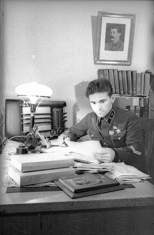 Мастер спорта Н. К. Иванов, красноармеец, 1940 год, г. Москва. Военная академия бронетанковых войск. Академия существовала с 1932 года по 1998 год.Располагалась в Екатерининском дворце в Лефортово.