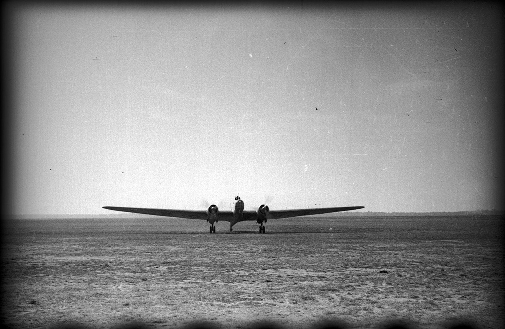 Самолет «Родина» выруливает на взлет, 24 сентября 1938, Московская обл., г. Щелково. Беспосадочный перелет самолета «Родина» по маршруту Москва – Дальний Восток 24–25 сентября.Щелковский аэродром НИИ ВВС (сейчас Чкаловский военный аэродром).Видеовыставка «Спасение "Родины"» с этой фотографией.&nbsp;