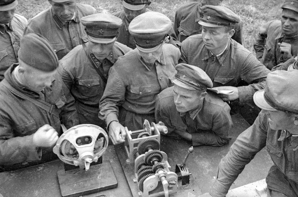 Изучают танк, 1939 год