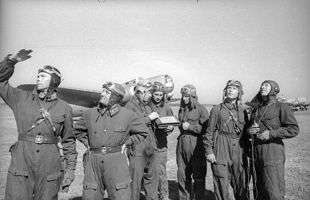 Группа летчиков наблюдает за полетом, 1939 - 1941