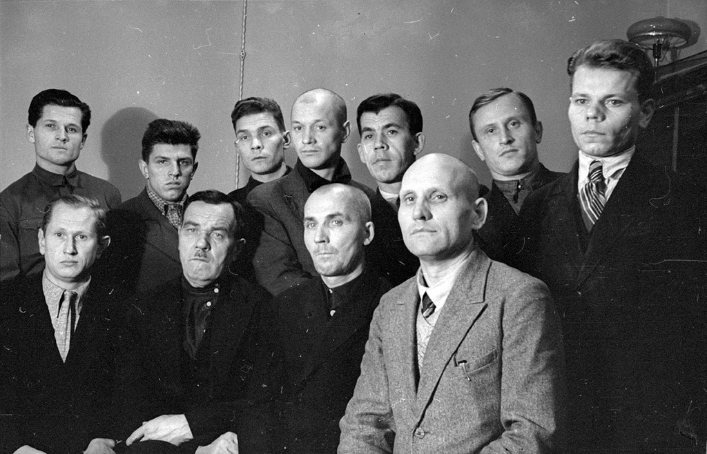 Режим советского человека. Фотопортрет 1930-е. Группа людей в 1930 году стояли. Зас человек 1930. Испанская промышленность 1930 годы.