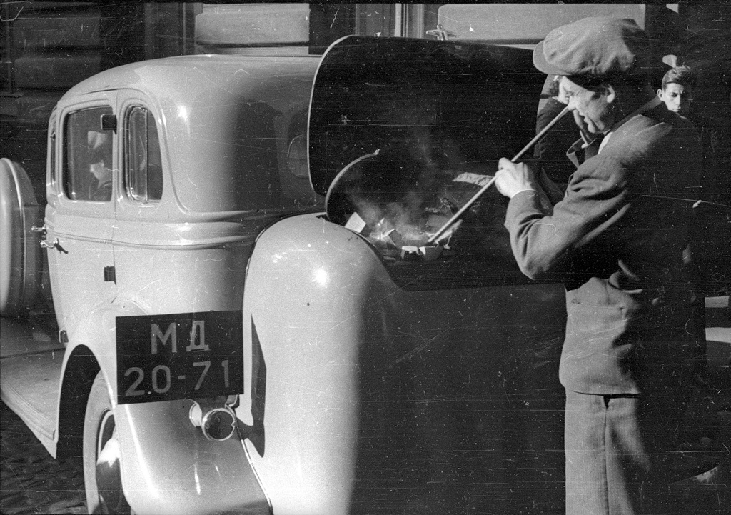 Закладка топлива, сентябрь - октябрь 1938, г. Москва. Испытательный пробег легковой газогенераторной машины «М-1».Выставка «Вот это тачка!» с этой фотографией.&nbsp;