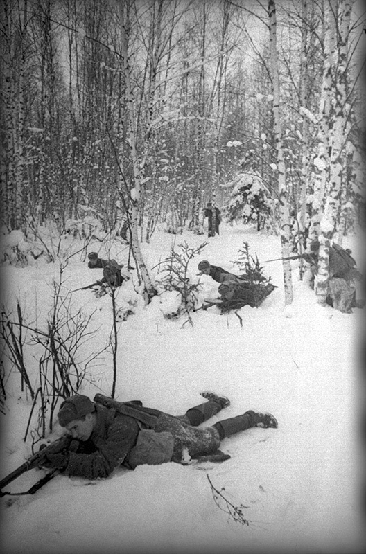 Передовое стрелковое отделение младшего командира Никанора Леухина на огневом рубеже, 1939 - 1940