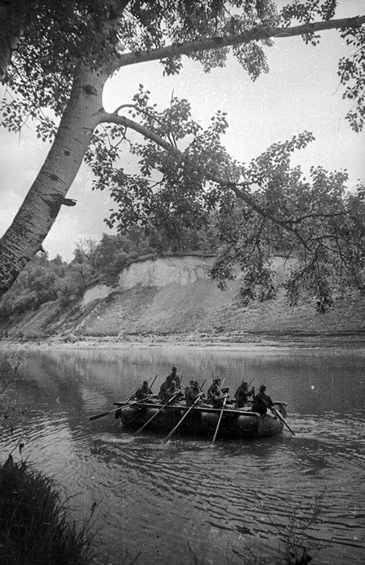 Бойцы на надувной лодке преодолевают водное препятствие, 1939 год. 