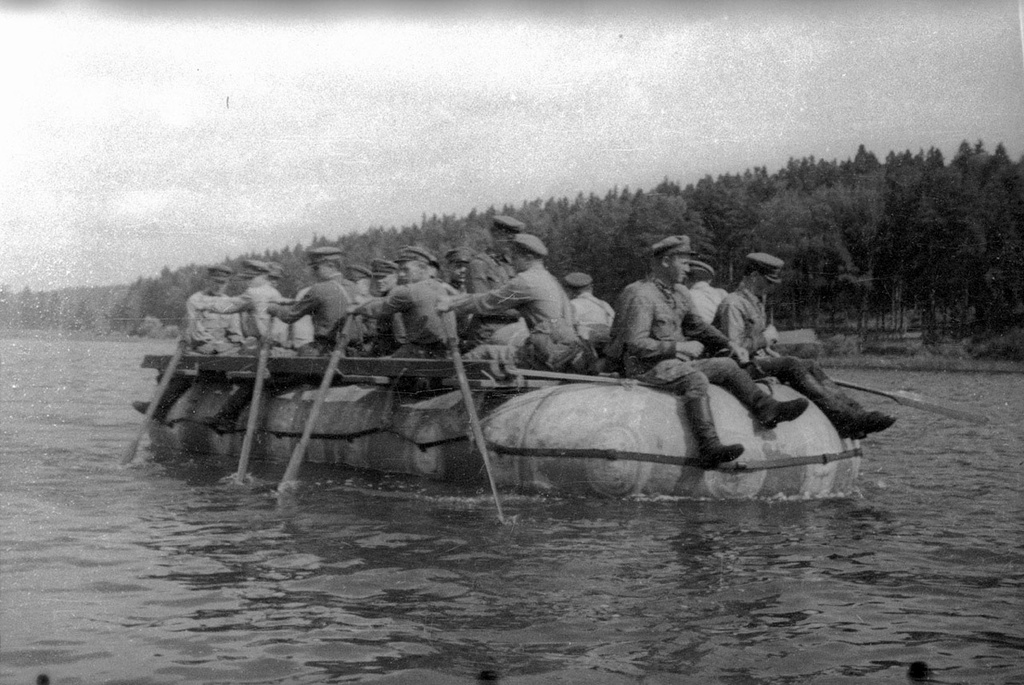 Бойцы на надувной лодке преодолевают водное препятствие, 1939 год