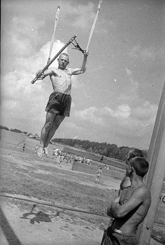 Из серии «Физкультура», 1934 год, г. Москва. Выставка «День физкультурника» с этой фотографией.
