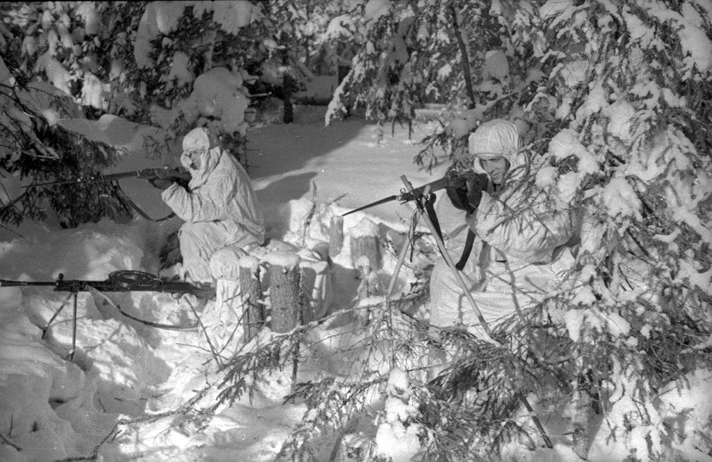 Советско-финская война. Бойцы, обнаружив противника, заняли оборону, 1 декабря 1939 - 29 февраля 1940