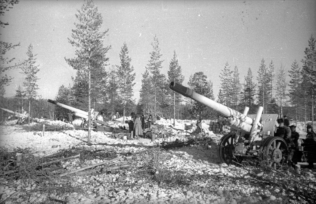 Советско-финская война. Советская батарея обстреливает финские укрепления, 1 декабря 1939 - 29 февраля 1940