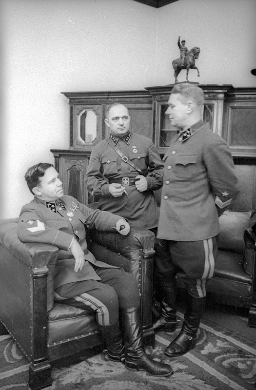 Командование академией: дивизионный комиссар П. И. Мазенов (сидит), генерал-лейтенант Аркадий Сивков и генерал-майор Василий Хохлов. Артиллерийская академия имени Дзержинского, ноябрь 1940, г. Москва. Ныне Военная академия Ракетных войск стратегического назначения имени Петра Великого.&nbsp;Располагалась в Воспитательном доме в Москве, в 2015 году переехала в Балашиху.