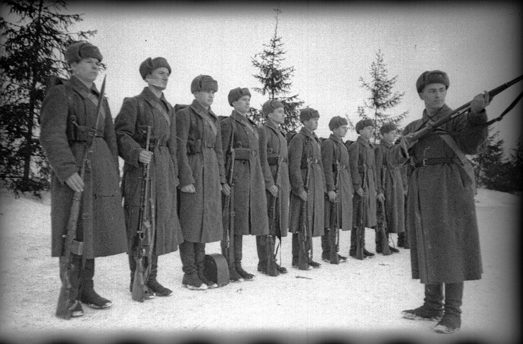 Передовое стрелковое отделение младшего командира Никанора Леухина. Леухин осматривает винтовку перед началом тактических учений, 1939 - 1940