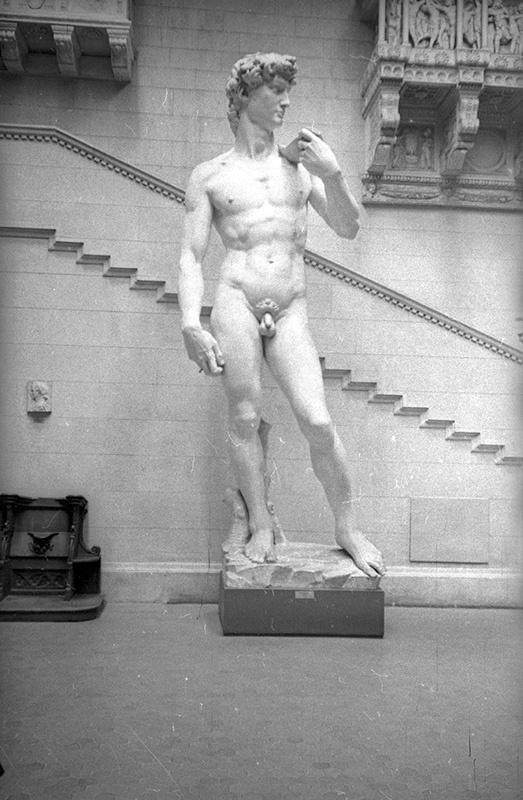 «Давид» Микеланджело в Музее изобразительных искусств имени А. С. Пушкина, 1941 год, г. Москва. Выставка «Скульптурное ню» с этой фотографией.