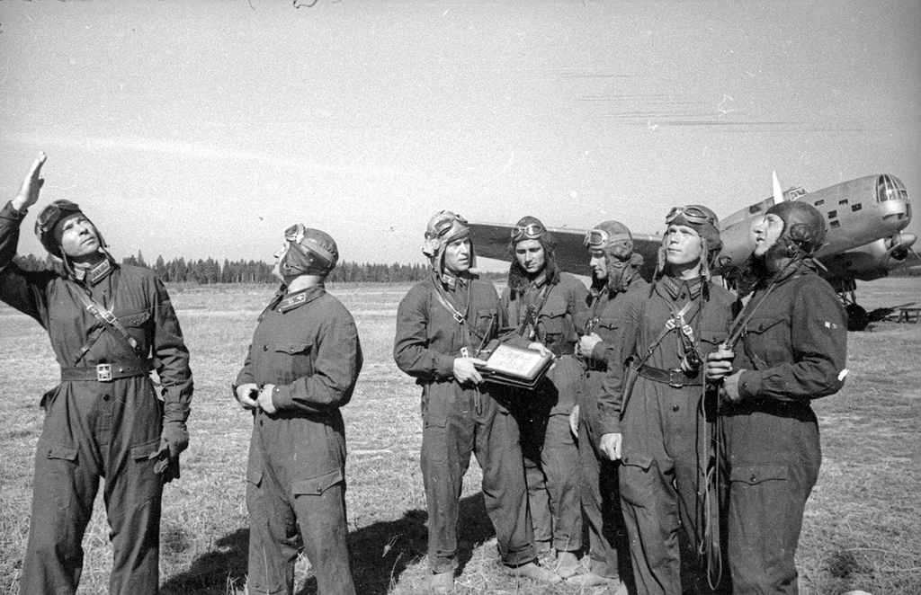 Группа летчиков наблюдает за полетом, 1939 - 1941