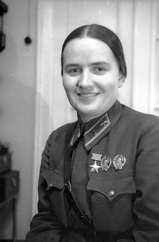 Капитан Марина Раскова, 1939 - 1940, г. Москва. Видео&nbsp;«Спасение "Родины"» и «Марина Раскова» с этой фотографией.