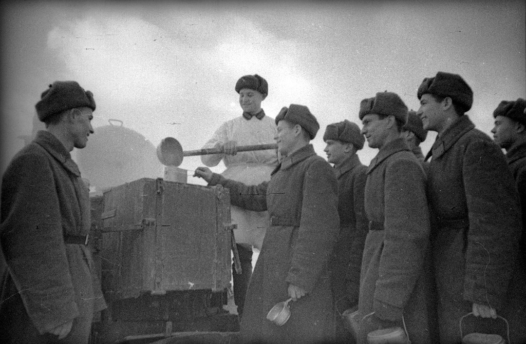Передовое стрелковое отделение младшего командира М. А. Леухина. Повар-красноармеец А. С. Булавин выдает обед, 1932 год