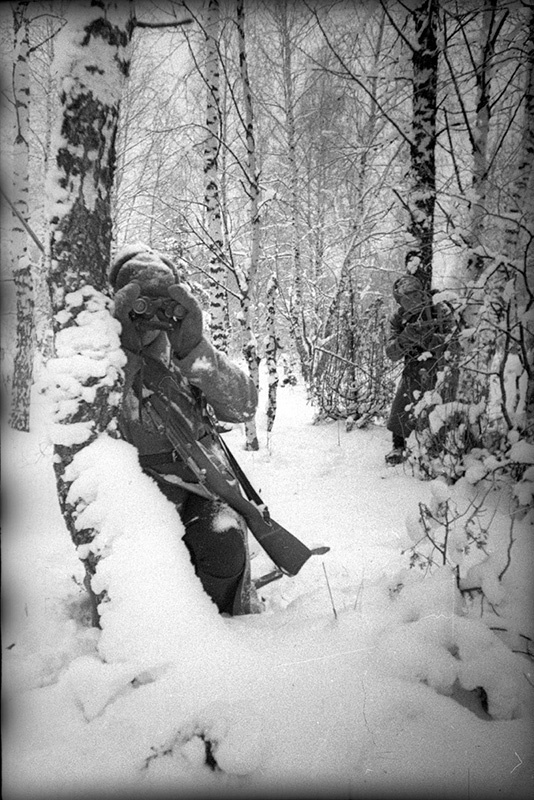 В зимнем лагере. В разведке. На первом плане красноармеец С. Дзерельшвили, январь - февраль 1940. 