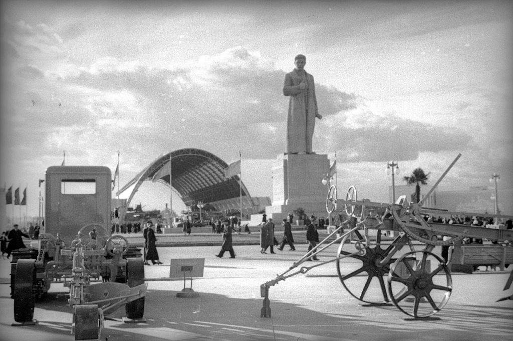 Открытие Всесоюзной сельскохозяйственной выставки. Скульптура Сталина у главного павильона, 1939 год, г. Москва