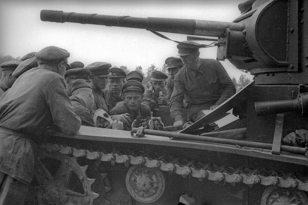 Изучают танк, 1939 год. Танк Т-26 - советский легкий танк. Создан на основе английского танка Vickers Mk E (также известного как «Виккерс 6-тонный»), закупленного в 1930 году. Принят на вооружение в СССР в 1931 году.