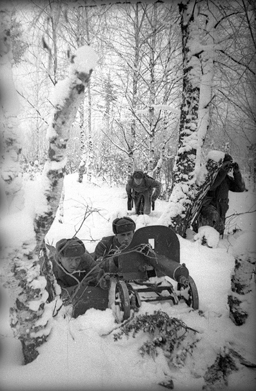 В зимнем лагере. Пулеметный расчет занял оборону, январь - февраль 1940