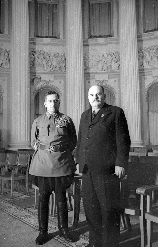 Герои Советского Союза Григорий Михайлович Штерн и Алексей Егорович Бадаев, 1940 год, г. Москва