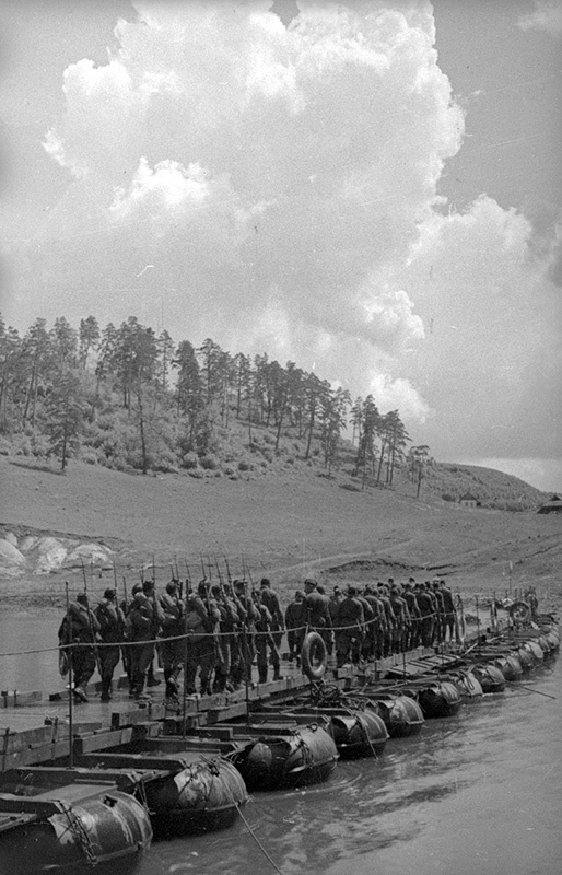 Войска переходят по понтонному мосту, 1938 год