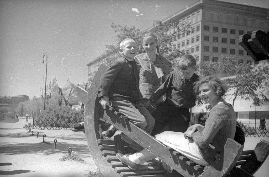 Дети на качалке на фоне академии им. Фрунзе, июнь 1938, г. Москва. Выставка «На качелях» с этой фотографией.