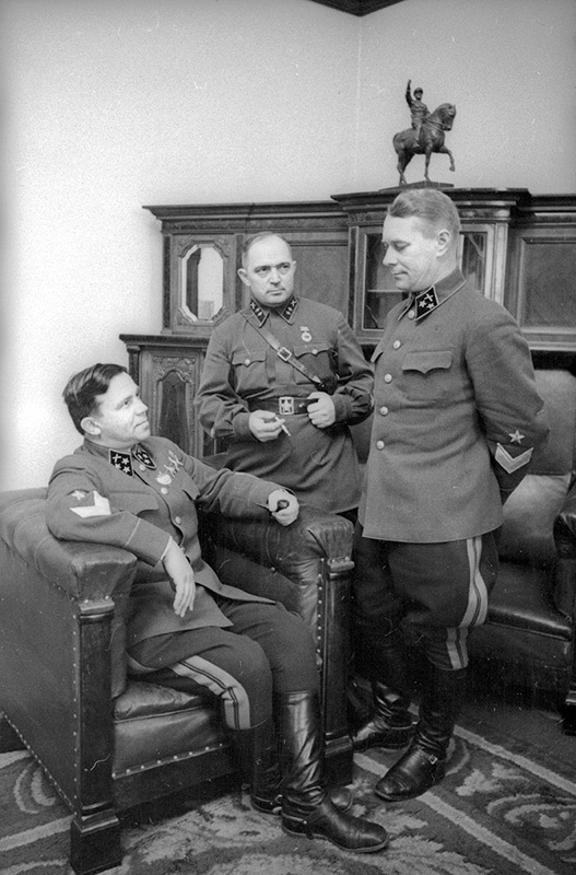 Командование академией: дивизионный комиссар П. И. Мазенов (сидит), генерал-лейтенант Аркадий Сивков и генерал-майор Василий Хохлов. Артиллерийская академия имени Дзержинского, ноябрь 1940, г. Москва. Ныне Военная академия Ракетных войск стратегического назначения имени Петра Великого.&nbsp;Располагалась в Воспитательном доме в Москве, в 2015 году переехала в Балашиху.