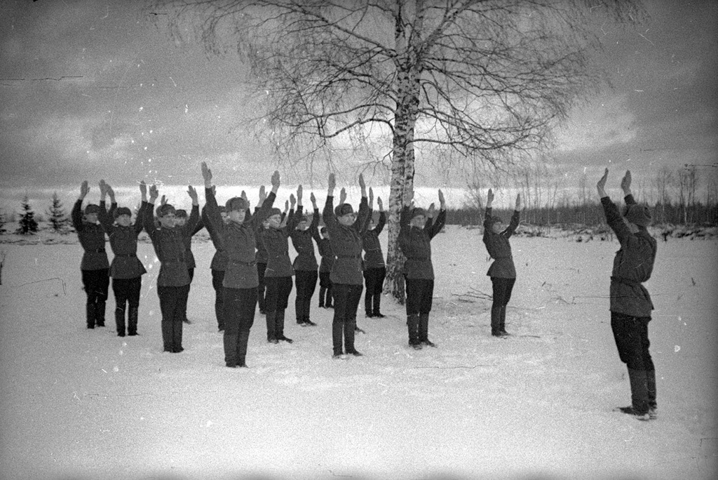 Передовое стрелковое отделение младшего командира М. А. Леухина. Утренняя физзарядка на воздухе, 1940 год