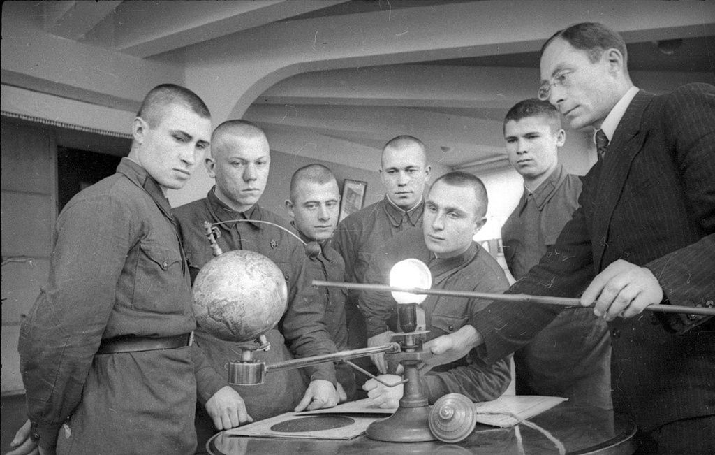 Лектор планетария Рувим Цветов беседует с бойцами о законах движения небесных тел, 1939 - 1941, г. Москва