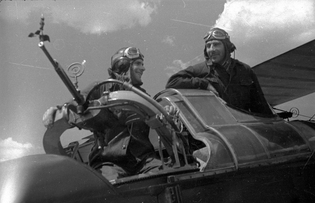 Летчики в кабине перед полетом, 1939 - 1941, г. Харьков. Выставка «К взлету готов!» с этой фотографией.