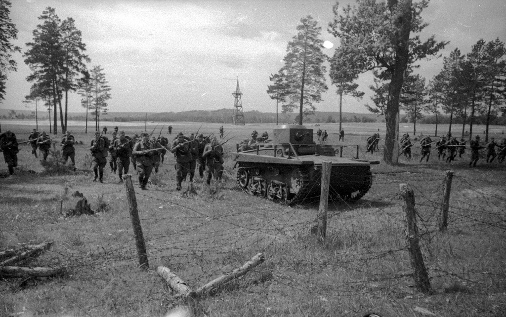 Атака пехоты. Тяжелая батарея меняет огневую позицию. Тактические учения в Западном Особом военном округе, август - сентябрь 1940