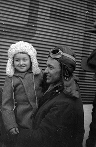 Кинооператор Роман Кармен с сыном Романом, 1938 год. Из серии «Встреча полярных летчиков Ильи Мазурука и Фабио Фариха».