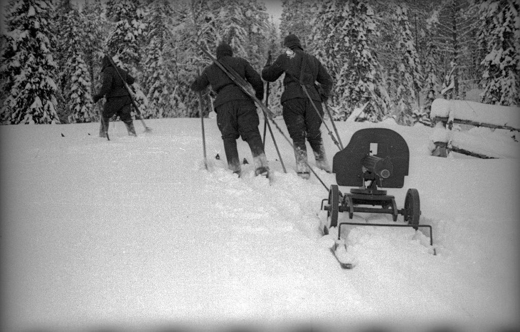 Советско-финская война. Пулеметчики на передовой позиции. Отделение везет пулемет на лыжах, 1 декабря 1939 - 29 февраля 1940